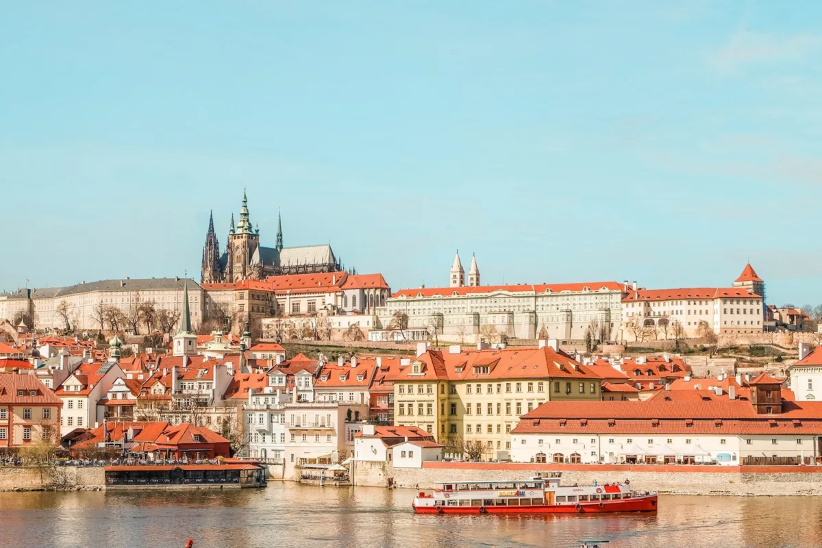 Combien de jours pour visiter Prague ? red and white boat on water near brown concrete building during daytime