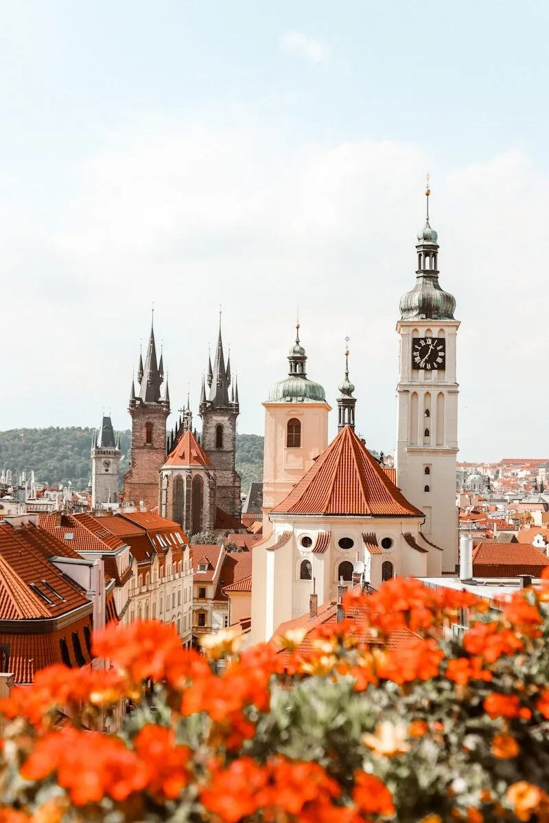 Combien de jours pour visiter Prague ? brown and white building during daytime